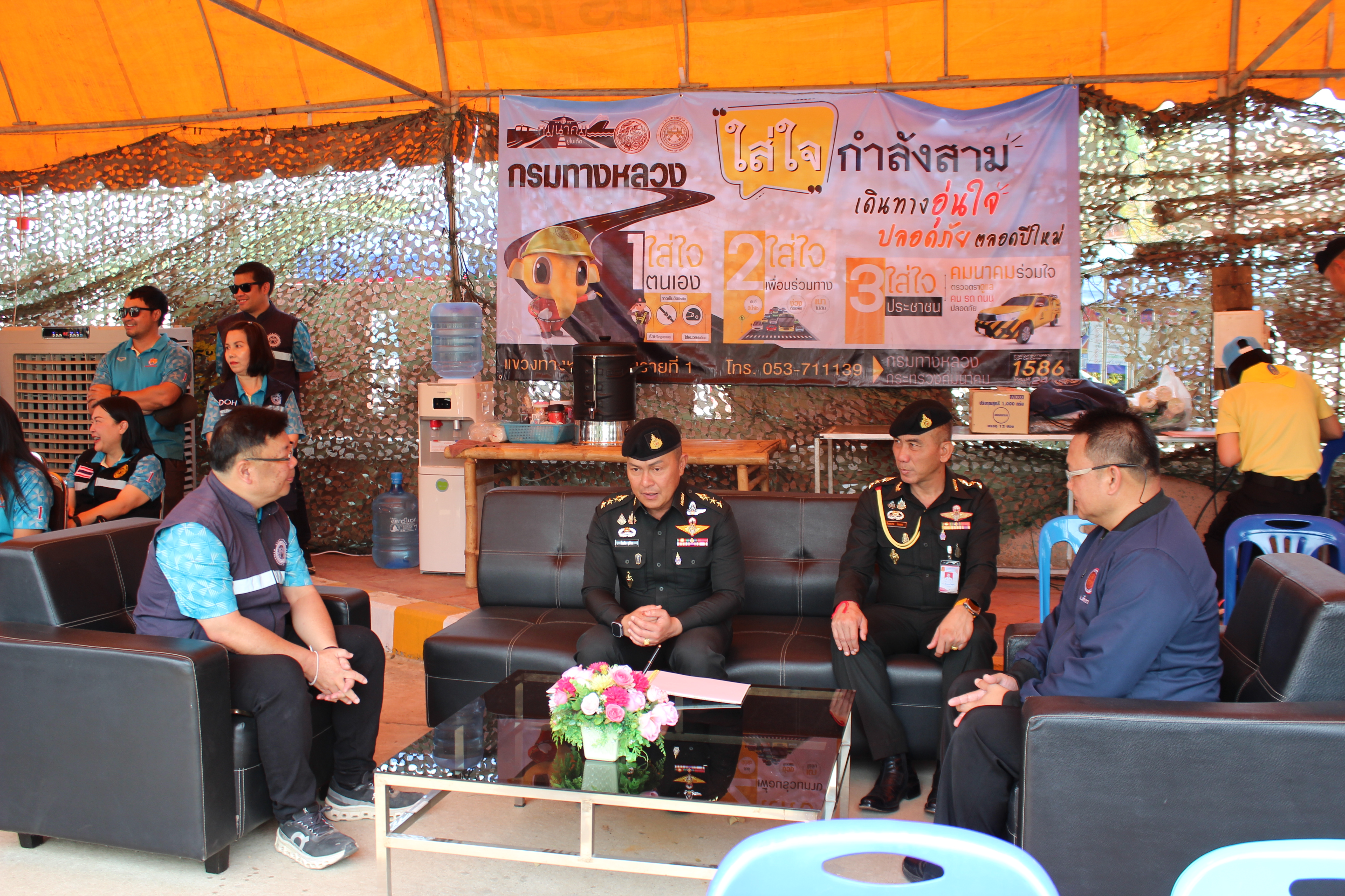 นายอลงกรณ์ กัวตระกูล ผู้อำนวยการแขวงทางหลวงเชียงรายที่ 1 พร้อมข้าราชการและเจ้าหน้าที่ในสังกัดแขวงทางหลวงเชียงรายที่ 1 เปิดศูน